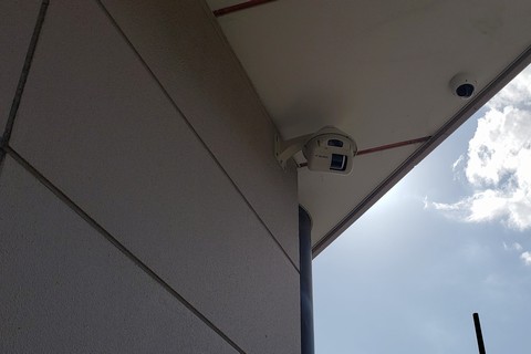 建物外部も監視カメラで見張っています。